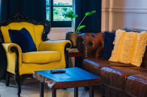 uma sala de estar com duas cadeiras e um sofá em Cozy and quirky Wolf Apartment em Paramaribo