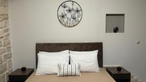 Postel nebo postele na pokoji v ubytování Aristos Apartments & Suites