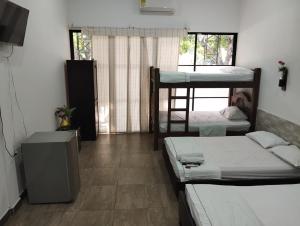 Katil dua tingkat atau katil-katil dua tingkat dalam bilik di Club Rey Pez Espinal