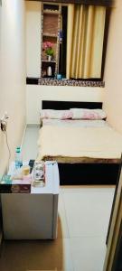 pokój z dwoma łóżkami i stołem przed nim w obiekcie AMAZING Couples private room close to Mall of Emirates w Dubaju