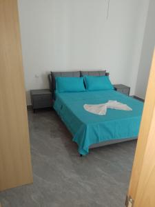 - une chambre avec un lit bleu et des oreillers bleus dans l'établissement Condominio Sal Rei APT 206, à Sal Rei