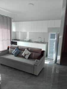 - un salon avec un canapé en face d'une cuisine dans l'établissement Condominio Sal Rei APT 206, à Sal Rei