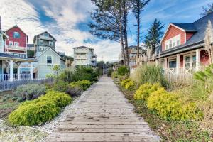 a cobblestone street in a row of houses at Jewel Box at the Beach in Lincoln City