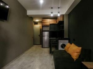 uma sala de estar com um sofá e uma cozinha em Lux Aparments Guramishvili em Tbilisi