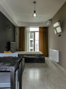 Habitación grande con cama y ventana en Lux Aparments Guramishvili en Tiflis
