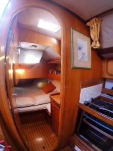 a small room with a bed on a boat at XSail mediterraneo sport experience in Piombino
