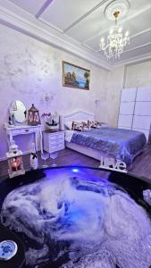 um quarto com uma grande banheira no meio do quarto em L&S Jacuzzi Home em Roma