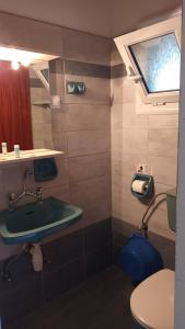 PerivólionにあるTasia Studiosのバスルーム(洗面台、トイレ付)、窓が備わります。