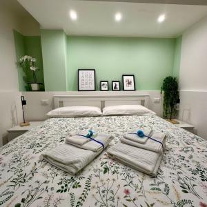 1 dormitorio con 1 cama con 2 toallas en Lalla Home, en Bari