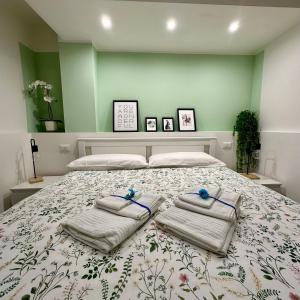 um quarto com uma cama com duas toalhas em Lalla Home em Bari