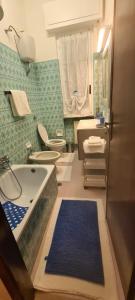 uma casa de banho com uma banheira, um WC e um lavatório. em Casa Jiulia em Villanova dʼAlbenga