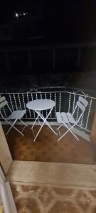 uma mesa e duas cadeiras e uma mesa e uma mesa em Casa Jiulia em Villanova dʼAlbenga