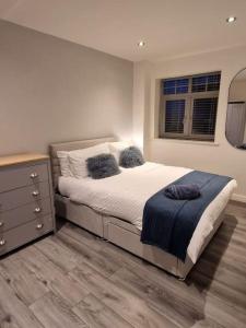 Postel nebo postele na pokoji v ubytování Apartment 2 St. Marks Court