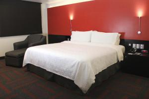 Säng eller sängar i ett rum på Holiday Inn Mexico Dali Airport, an IHG Hotel