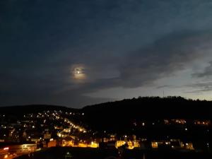 - une vue sur une ville la nuit avec la lune dans l'établissement Ferienwohnung am Oberen Schloss, à Siegen