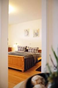 - une chambre avec un lit et des oreillers dans l'établissement Ferienwohnung am Oberen Schloss, à Siegen