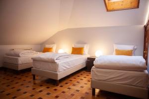 duas camas num quarto com duas lâmpadas em Porto Concept Home - University Residence & Guesthouse - Pólo II Areosa no Porto