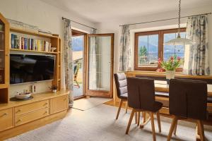 a living room with a dining table and a television at Haus Elfi Fiegl in Oetz