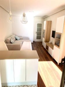 奧維多的住宿－Apartamento Oviedo Centro，带沙发和电视的客厅