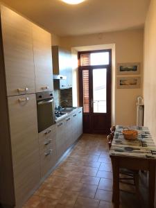 una cucina con un tavolo e un piano di lavoro di Casa La Quercia a Chiusi della Verna