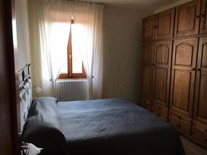 una camera da letto con un letto e una finestra di Casa La Quercia a Chiusi della Verna
