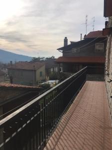 un balcone di una casa con recinzione di Casa La Quercia a Chiusi della Verna