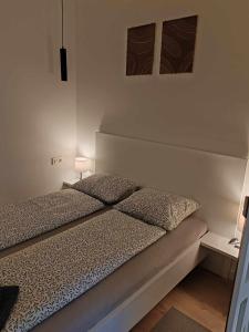 A bed or beds in a room at Apartman „Karolina”