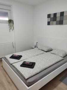 Кровать или кровати в номере Apartman „Karolina”