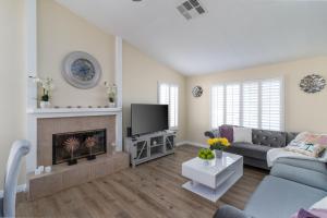 Μια τηλεόραση ή/και κέντρο ψυχαγωγίας στο Luxury home near Palm Springs, large backyard and pool