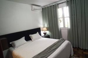A bed or beds in a room at Bem-estar e boa localização (Apto Paraíso)