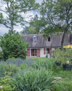 una casa con un jardín delante de ella en La Sorellerie, en Saint-Avertin