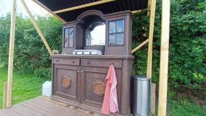 an outdoor shower in an outdoor shelter with at Wigwam in Roodhuis