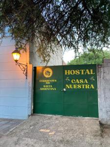 um sinal que diz hospital casa museica ao lado de um edifício em Casa Nuestra Hostal em Salta