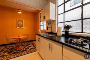 墨西哥城的住宿－102 Amplio y elegante estilo Art Déco，厨房配有水槽和桌子