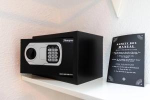 un four micro-ondes noir et blanc sur une étagère avec une boîte dans l'établissement 102 Amplio y elegante estilo Art Déco, à Mexico