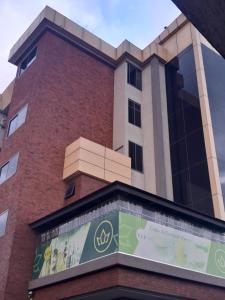 budynek z billboardem przed nim w obiekcie HOTEL MDOPE MBEYA w Mbeya