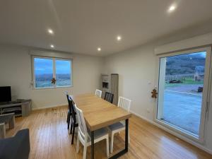 comedor con mesa y ventana grande en Gîte La perle d’Alsace, en Bernardswiller