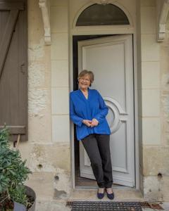 Una donna in piedi davanti a una porta di La Sorellerie a Saint-Avertin