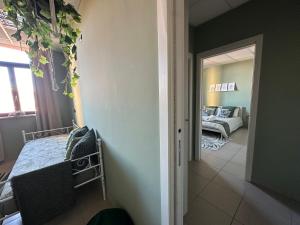 Postel nebo postele na pokoji v ubytování BOTANICAL SUITE