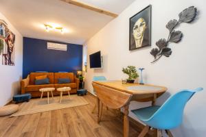 a room with a table and chairs and a couch at LA P'TITE EVASION in Heimsbrunn