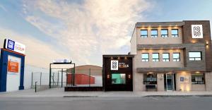 ein Gebäude an der Seite einer Straße mit einer Tankstelle in der Unterkunft Hotel Roque in Torreón