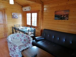 uma sala de estar com um sofá e uma mesa em Cabañas Miraduero em Aldeiadávila da Ribera