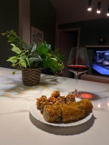 un plato de comida y una copa de vino en una mesa en ZAMORA ENAMORA, en Zamora