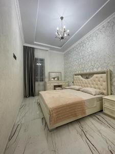 um quarto com uma cama grande e um lustre em Apartaments Hayat em Guiumri