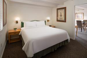 - un grand lit blanc dans une chambre d'hôtel dans l'établissement La Casa Del Zorro Resort & Spa, à Borrego Springs