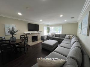 uma sala de estar com um sofá e uma mesa em Destination #23 em Anaheim