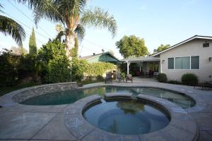 uma piscina num quintal com uma casa em Destination #23 em Anaheim