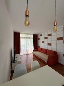 un soggiorno con divano rosso e sedie bianche di las Piteras ad Arona