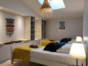 2 Betten in einem Schlafzimmer mit 2 Lampen in der Unterkunft LES BOHEMIELLES 4**** Cottage MARTIN in Cartelègue + 32 Fotos