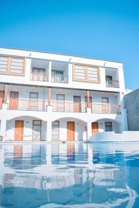 a building with the water in front of it at Hotel Sansiraka in Santa Marta